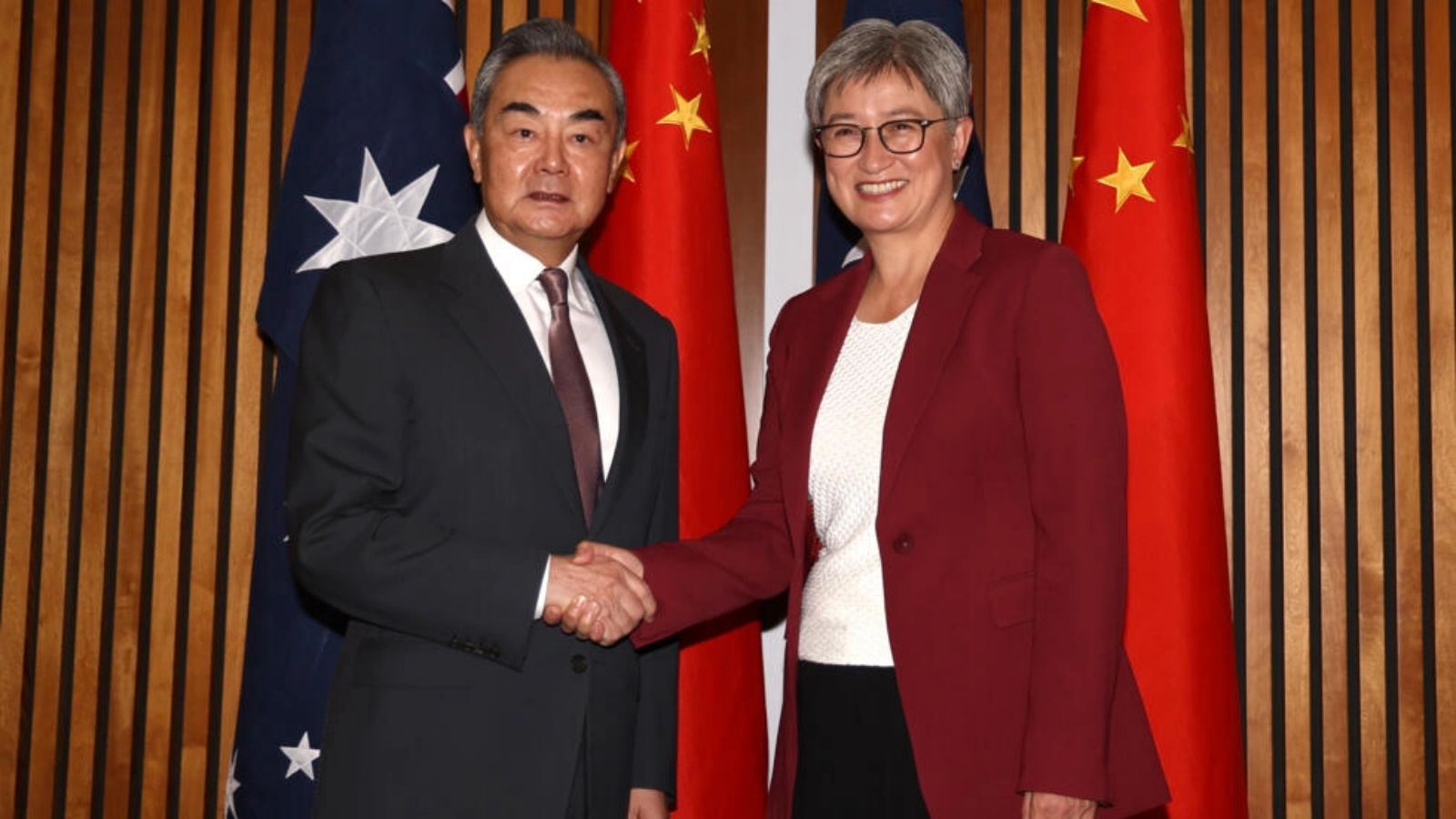 وزيرة الخارجية الأسترالية بيني وونغ (يمين) تصافح وزير الخارجية الصيني وانغ يي في كانبيرا بتاريخ 20 آذار (مارس) 2024 