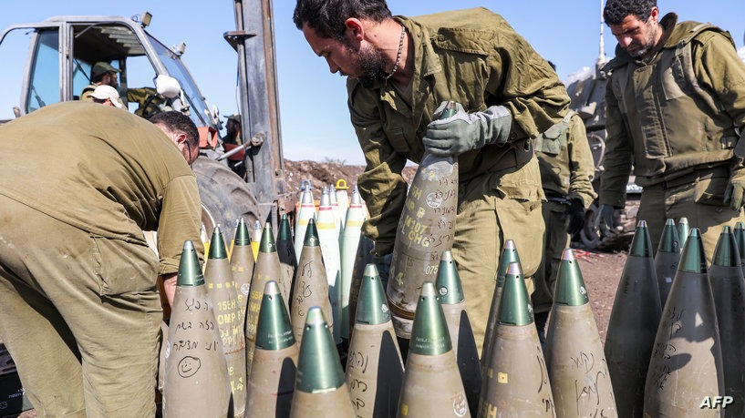 جنود إسرائيليون يجهزون قذائف مدفعية من عيار 155 ملم قبالة الحدود مع لبنان
