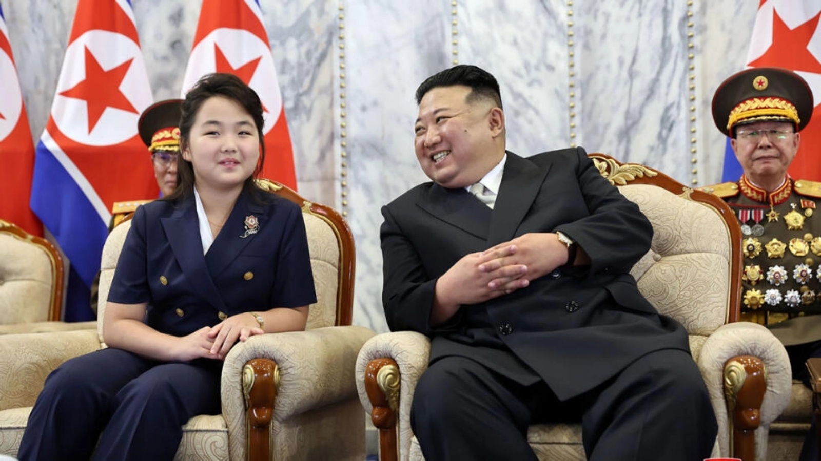 كيم جونغ أون وابنته جو إي خلال استعراض شبه عسكري في بيونغ يانغ بمناسبة الذكرى الخامسة والسبعين لتأسيس البلد. صورة ملتقطة في 8 أيلول (سبتمبر) 2023 وزّعتها وكالة الإعلام المركزية الكورية الشمالية في 9 أيلول (سبتمبر)