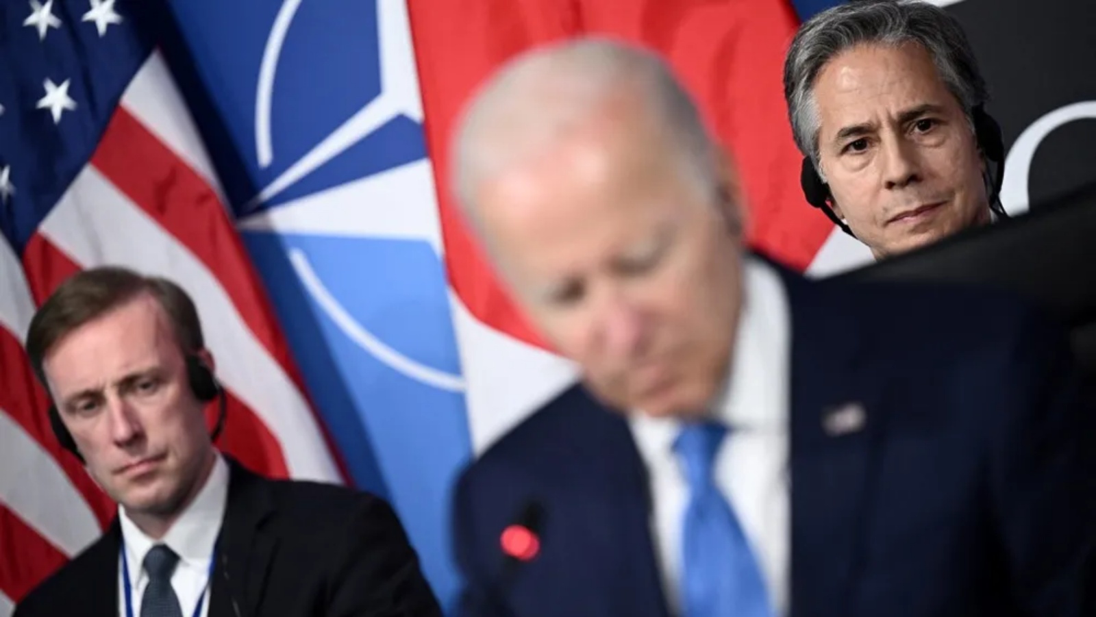 الرئيس الأميركي جو بايدن (في الوسط) يحيط به وزير الخارجية أنطوني بلينكين (يمين) ومستشار الأمن القومي الأميركي جيك سوليفان