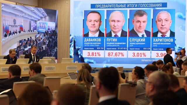 بوتين متقدمًا على منافسيه وفائزًا بولاية رئاسية جديدة في روسيا