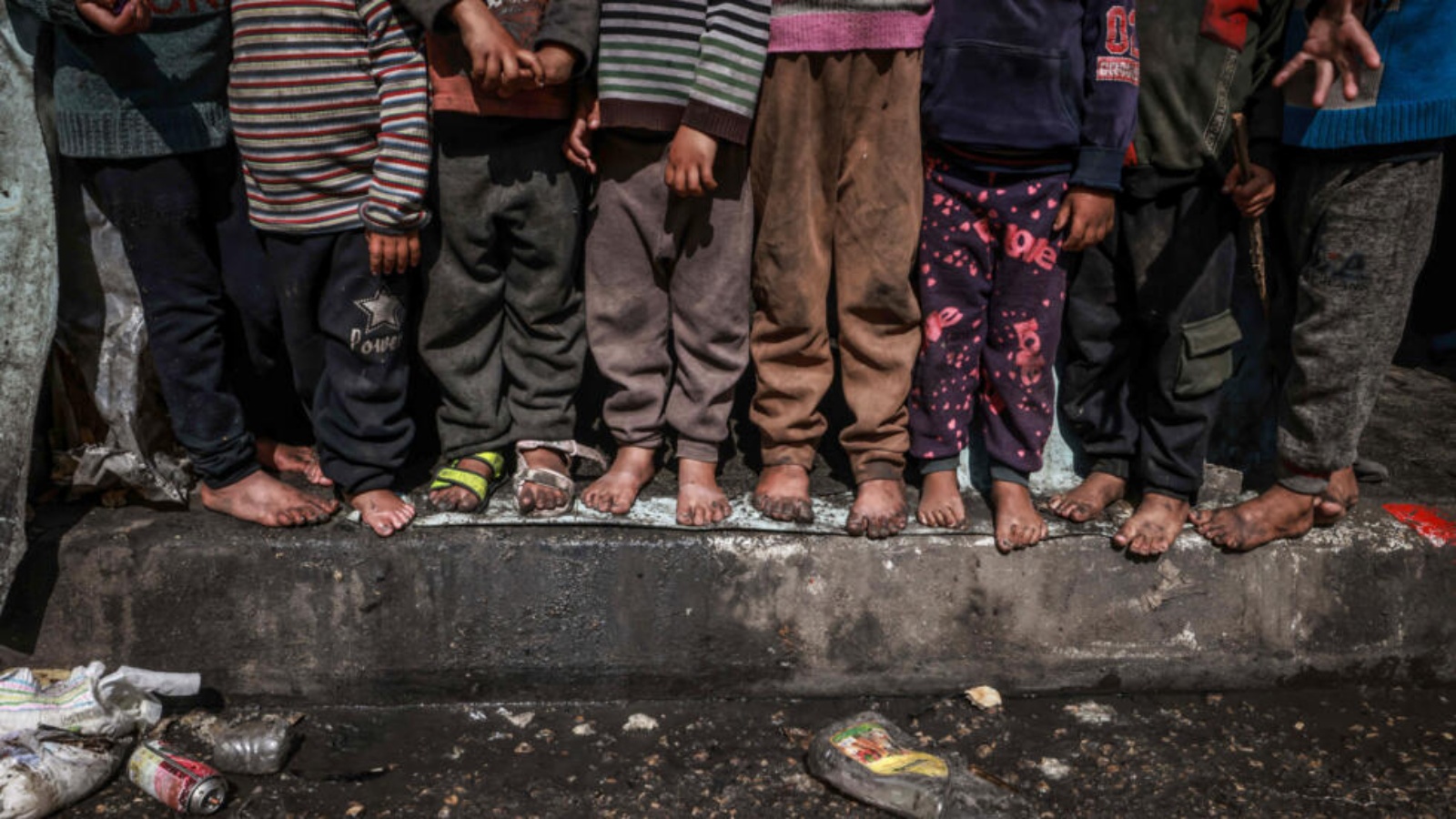 أطفال فلسطينيون نازحون يقفون لالتقاط صورة أمام خيام مؤقتة في أحد شوارع رفح جنوبا في 14 آذار (مارس) 2024 