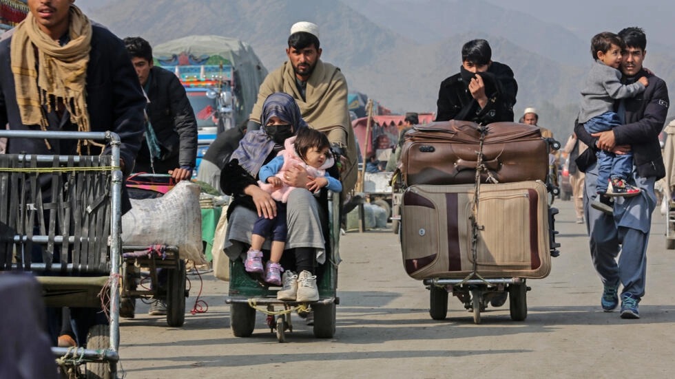 نازحون أفغان يصلون إلى الحدود مع باكستان قرب معبر تورخام، في 23 كانون الثاني/يناير 2024