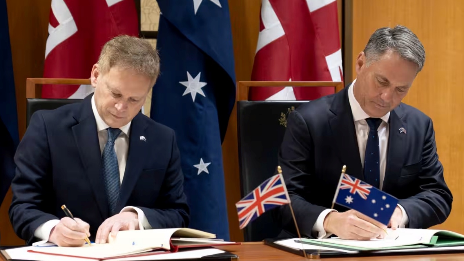 وزيرا الدفاع البريطاني والاسترالي يوقعان الاتفاقية في كانبيرا