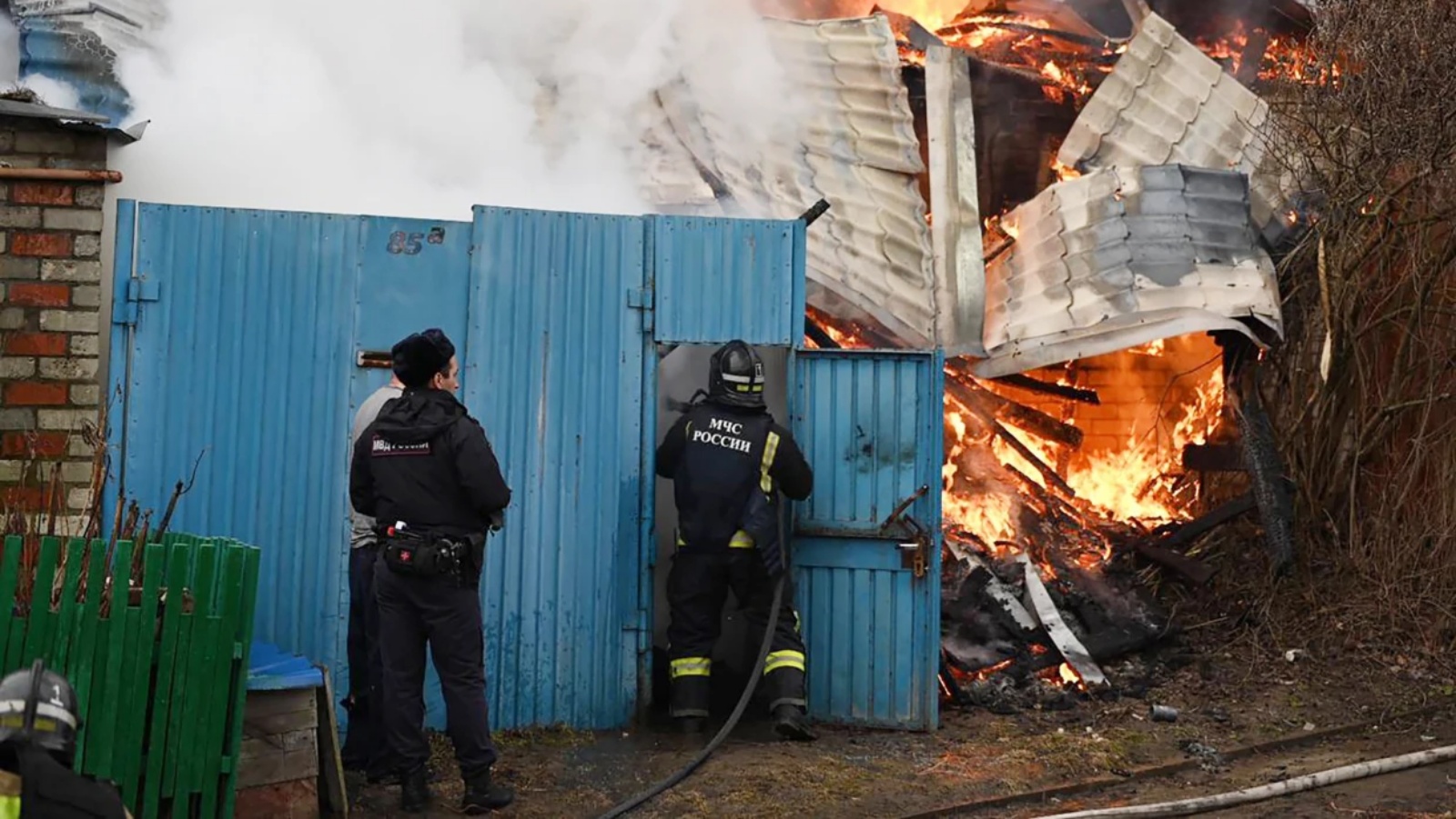 عمال للطوارئ يستجيبون في أعقاب الهجمات الجوية الجديدة التي شنتها أوكرانيا. صورة شاركها حاكم منطقة بيلغورود فياتشيسلاف جلادكوف في 17 آذار (مارس) 2024 