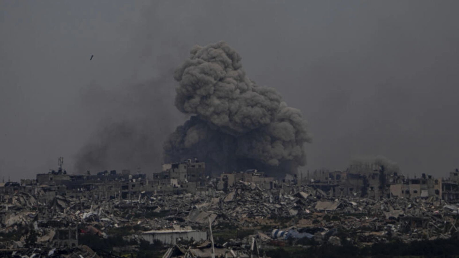 انفجارات ودخان يتصاعد داخل قطاع غزة. 17 آذار (مارس) 2024