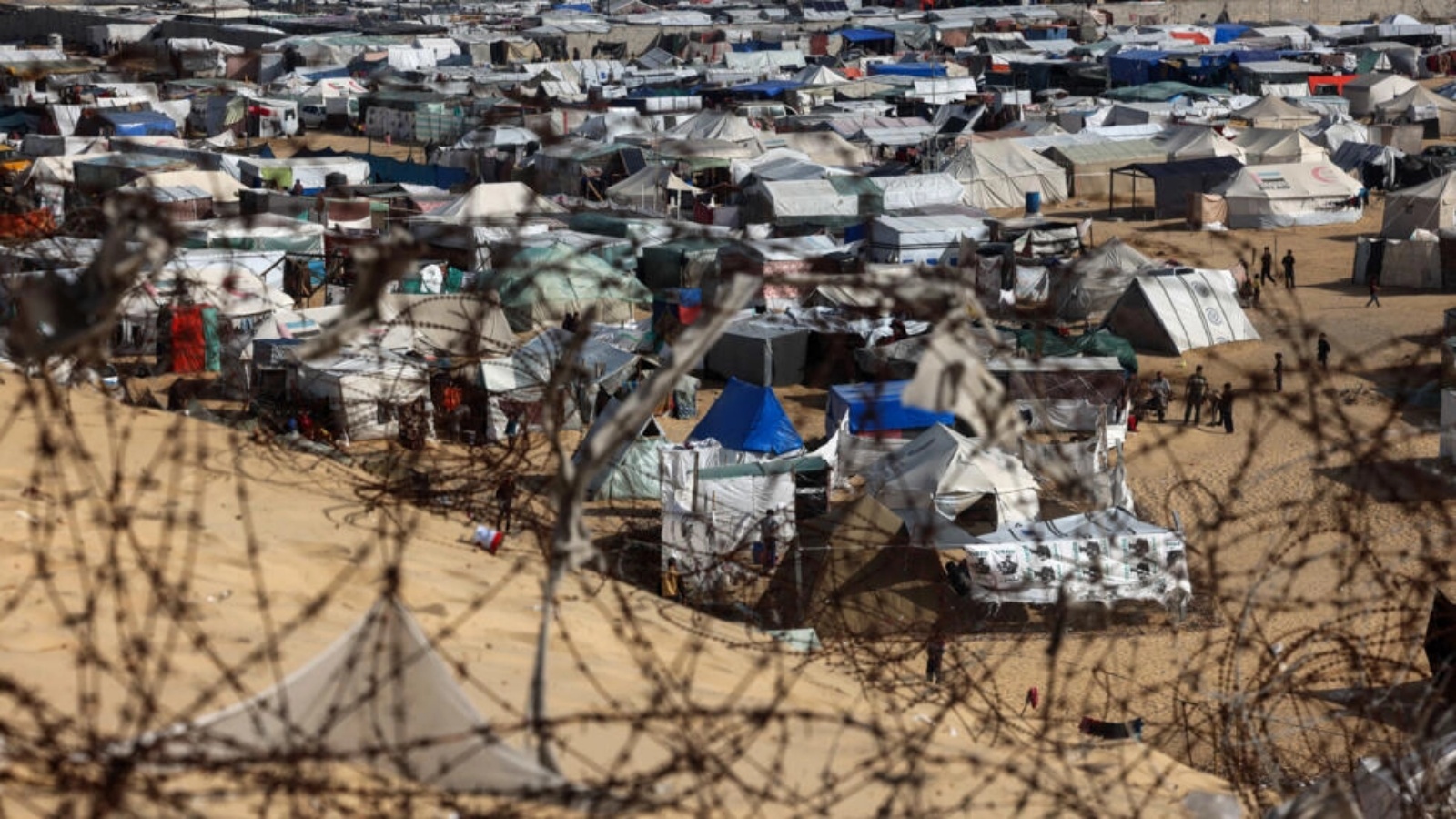 أسلاك شائكة تحيط بمخيم للنازحين في رفح بجنوب قطاع غزة في 17 آذار (مارس) 2024