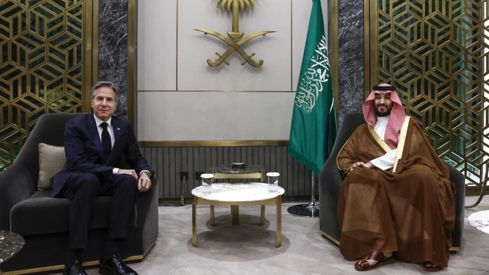 وزير الخارجية الأميركي أنتوني بلينكن خلال لقائه ولي العهد السعودي الأمير محمد بن سلمان في جدة في 20 آذار/مارس 2024
