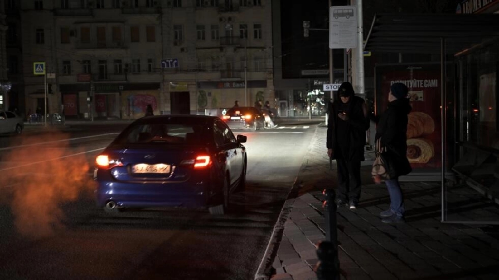 أحد شوارع خاركيف الأوكرانية ليل 22 آذار (مارس) 2024 وسط انقطاع الكهرباء