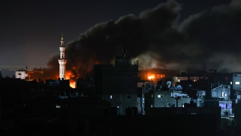 دخان القصف الإسرائيلي المستمر في غزة