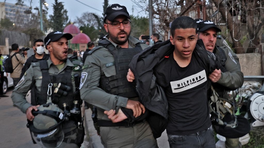 أفراد من حرس الحدود الإسرائيلي يحتجزون متظاهرًا خلال مظاهرة في حي الشيخ جراح المضطرب في القدس الشرقية التي ضمتها إسرائيل في 18 فبراير 2022