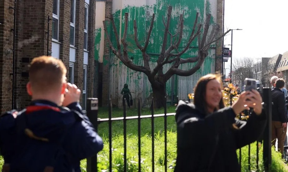 جانب من الجمهور في شمال لندن يلتقطون صورا لعمل بانكسي الجديد 