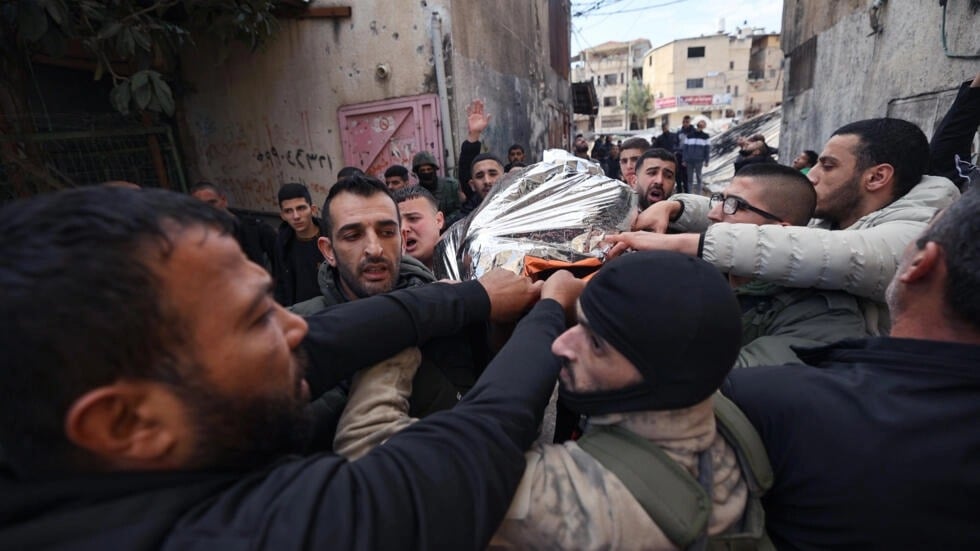 فلسطينيون يحملون جثمان أحد قتلى العملية العسكرية في طولكرم في 21 آذار/مارس 2024