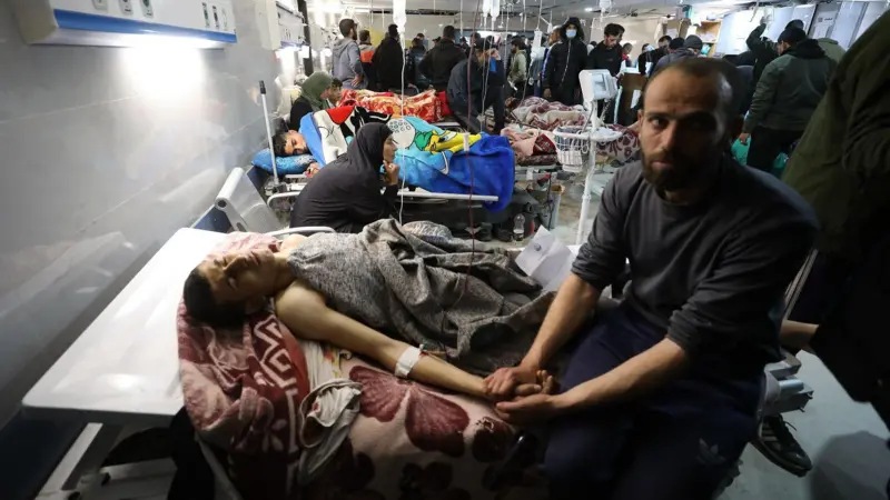 تطالب القوات الإسرائيلية أعداداً كبيرة من المرضى والطواقم الطبية عبر مكبرات صوت بمغادرة مجمع الشفاء الطبي