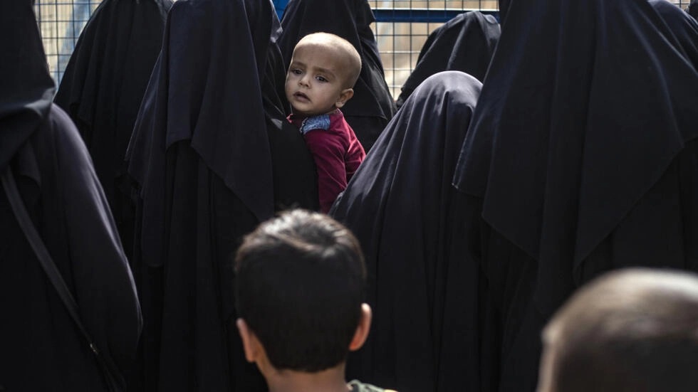أطفال وأمهاتهم في مخيم الهول في صورة مؤرخة العاشر من تشرين الأول/أكتوبر 2023