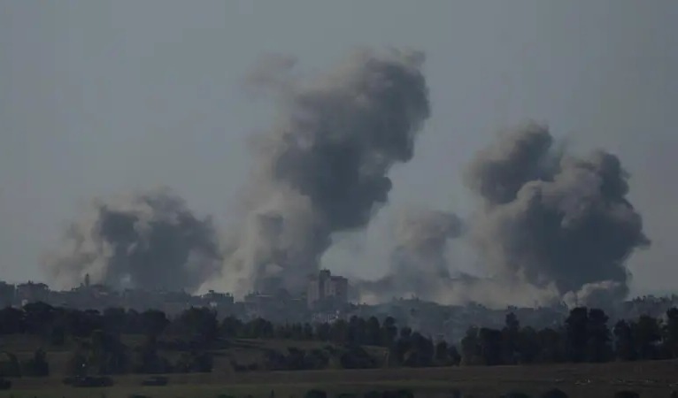 أعمدة دخان عملاقة تتصاعد بعد قصف مبان في غزة