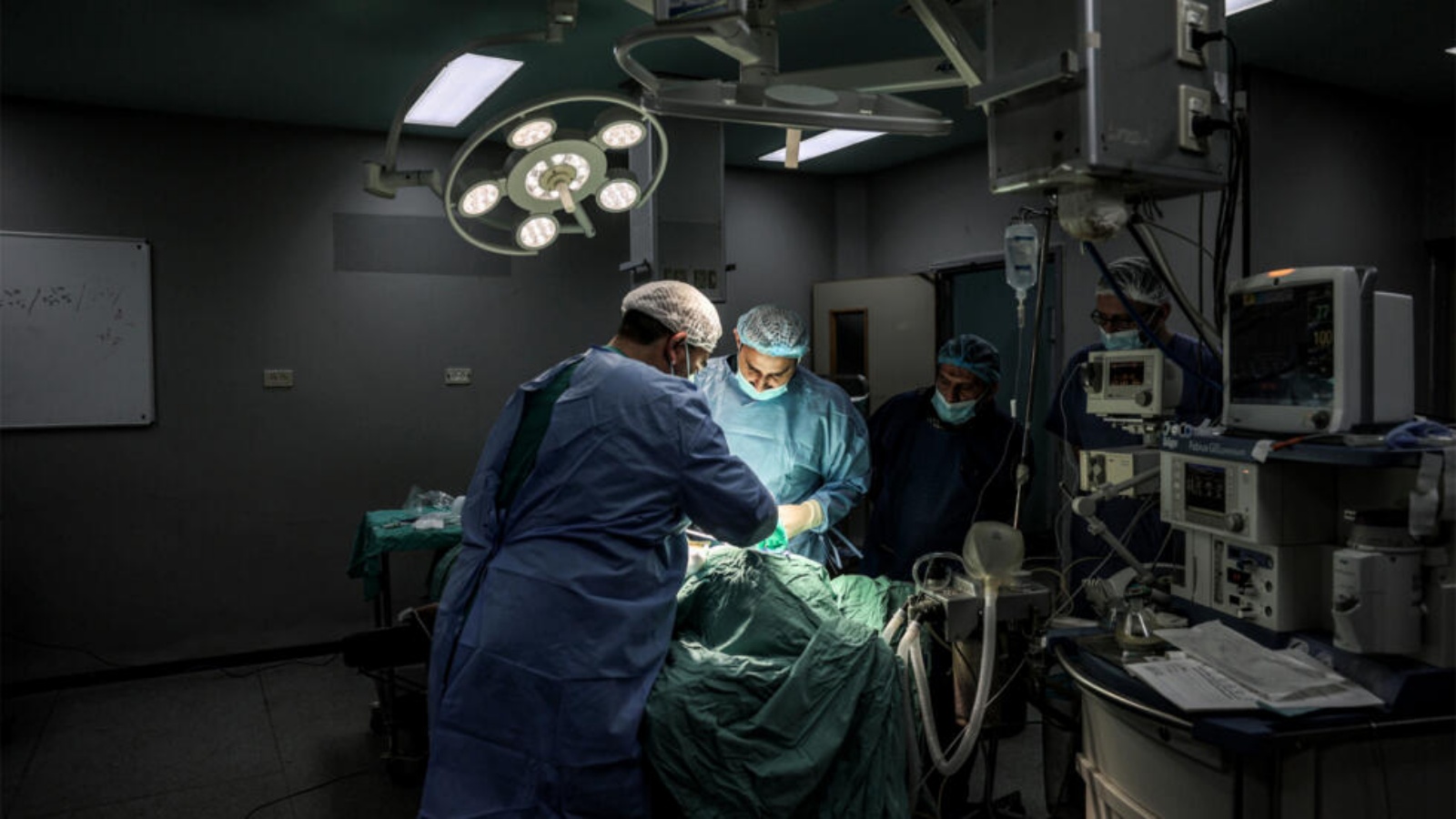 جراحان يجريان عملية في المستشفى الاوروبي في خان يونس في جنوب قطاع غزة في 31 كانون الاول/ديسمبر 2023. جراحان يجريان عملية في المستشفى الاوروبي في خان يونس في جنوب قطاع غزة في 31 كانون الاول (ديسمبر) 2023