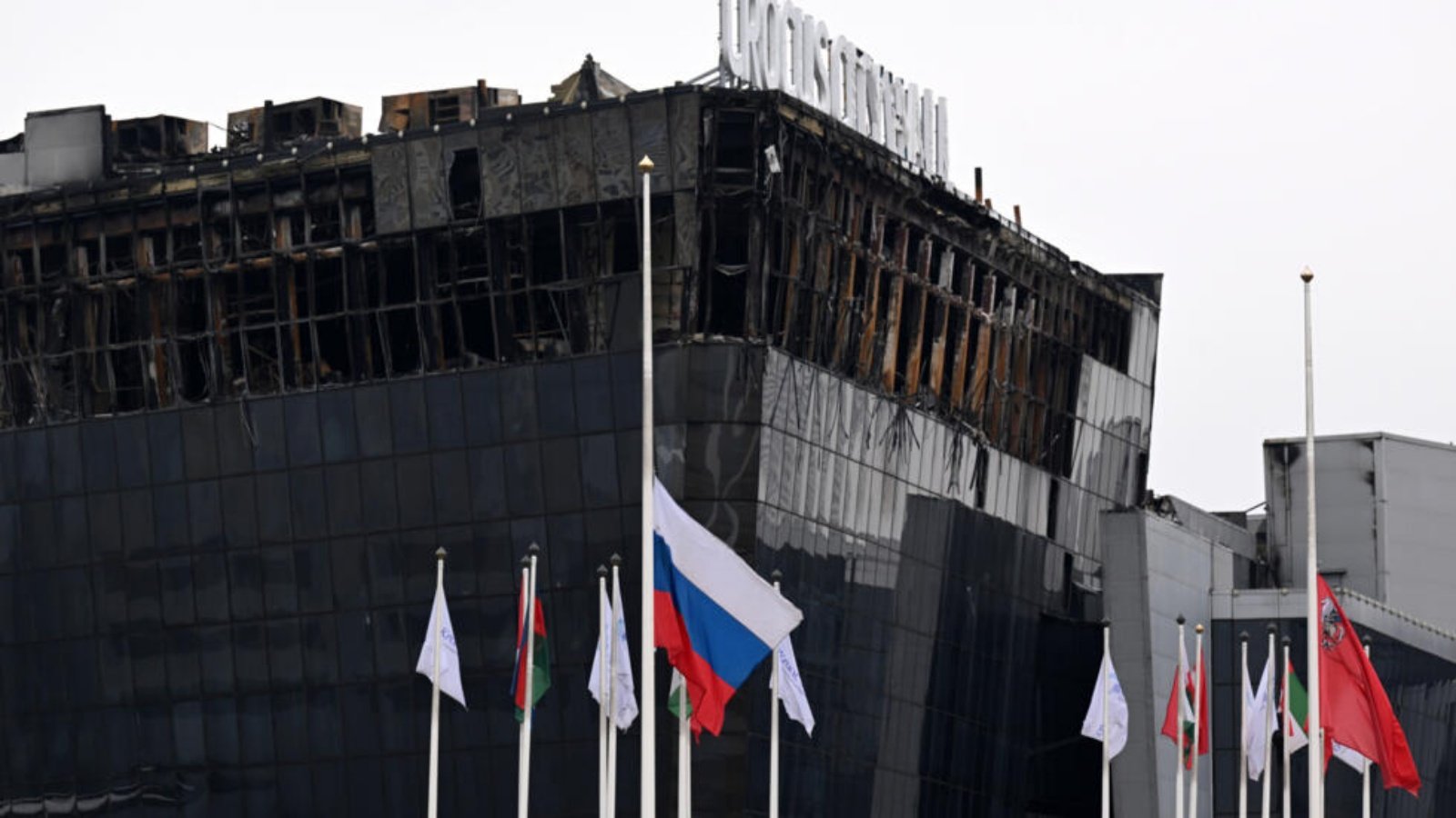 علم روسي تم تنكيسه أمام صالة كروكوس سيتي هول في موسكو في 29 آذار (مارس) 2024 بعد أسبوع على هجوم أوقع 143 قتيلاً 