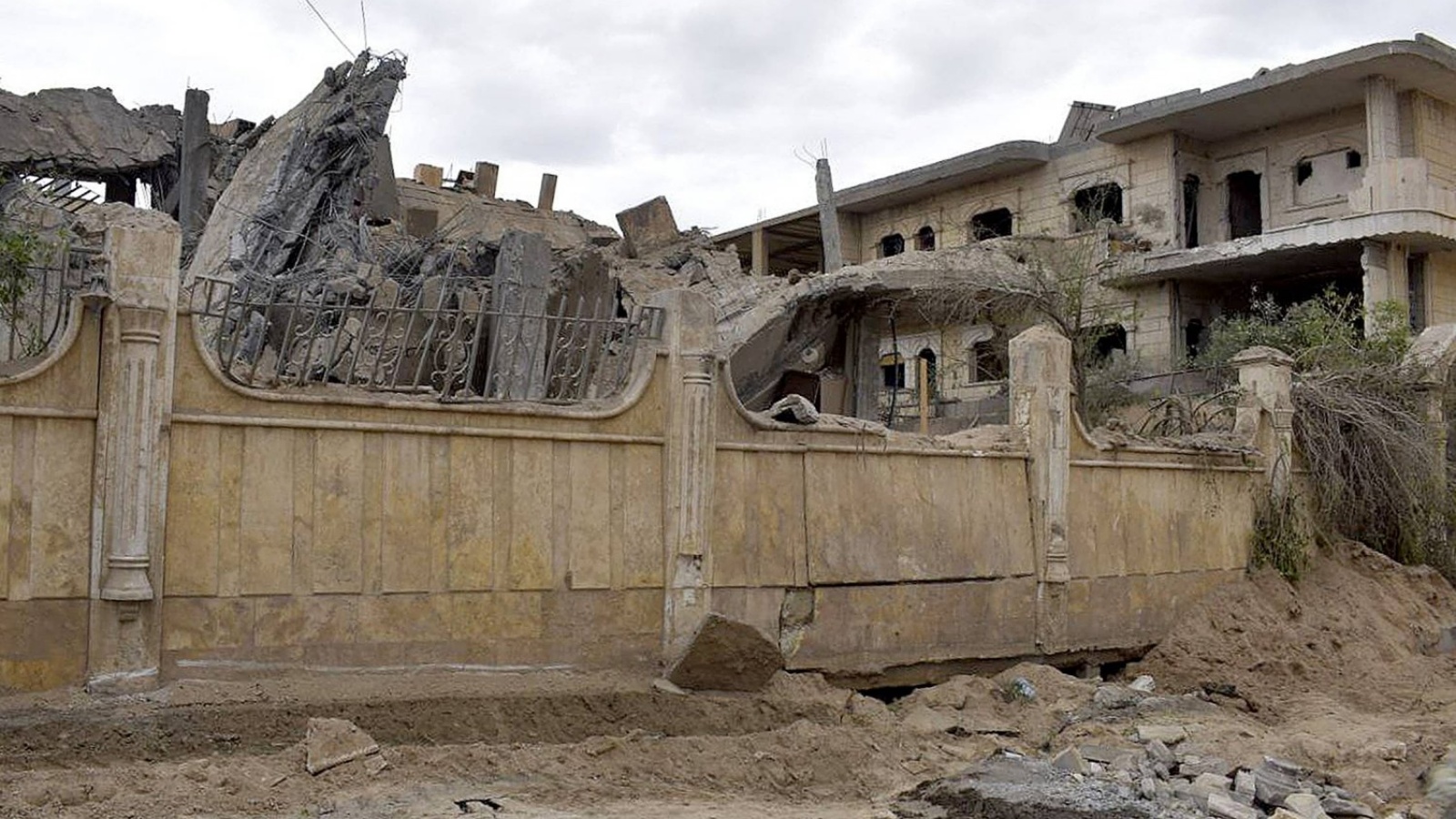 مبنى متضرر بعد غارة جوية على مدينة دير الزور شرق سوريا طالت مواقع للحرس الثوري الإيراني. صورة ملتقطة الثلاثاء 26 آذار (مارس) 2024