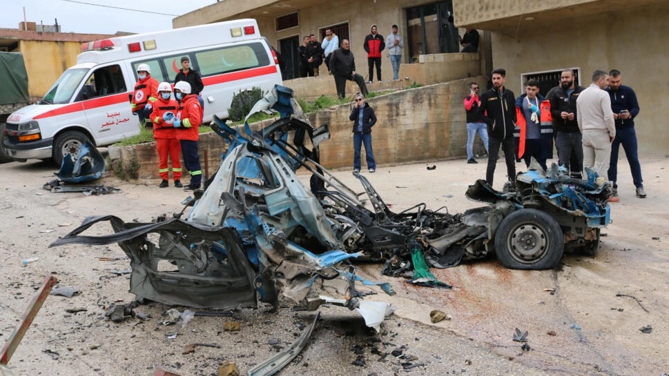 ما تبقى من السيارة التي استهدفت بضربة اسرائيلية في بلدة الصويري البقاعية في شرق لبنان 