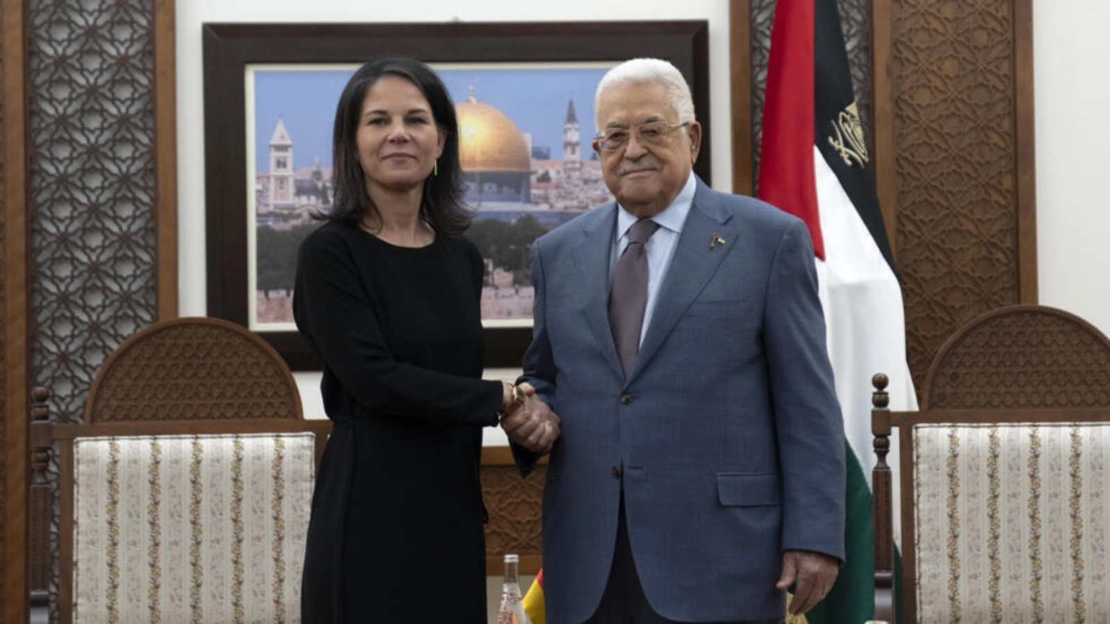 الرئيس الفلسطيني محمود عباس يستقبل وزيرة الخارجية الألمانية أنالينا بيربوك في مكتبه بمدينة رام الله بالضفة الغربية في 25 آذار (مارس) 2024 