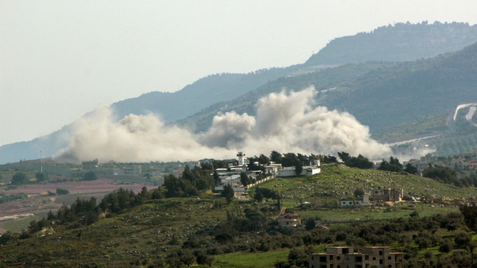 دخان يتصاعد خلال القصف الإسرائيلي على قرية حدودية في جنوب لبنان