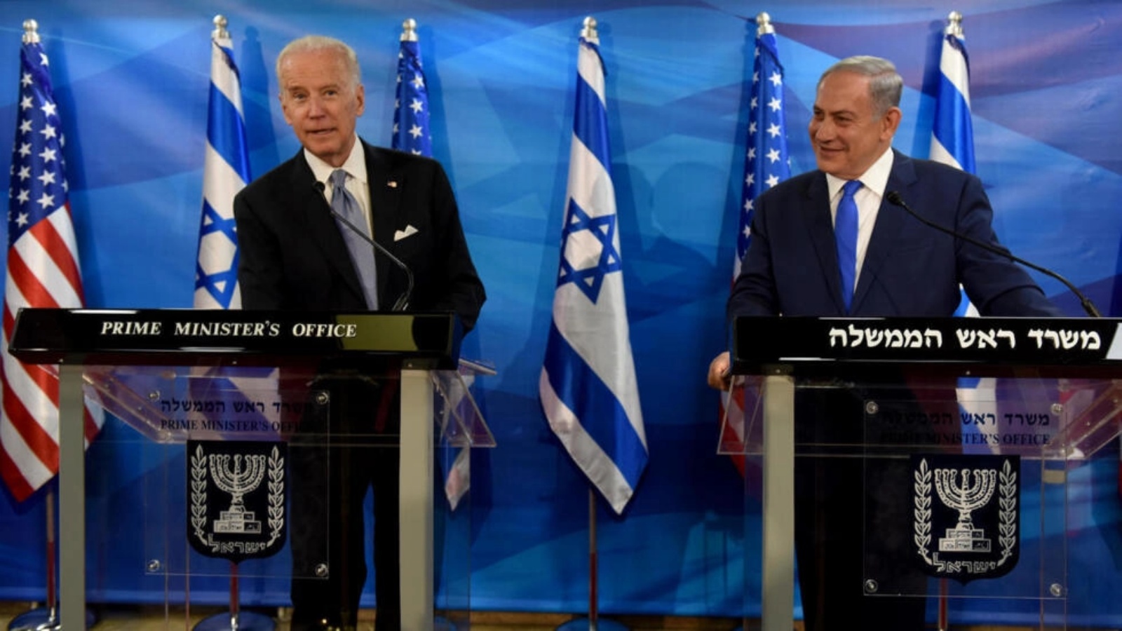 الصورة تعود إلى عام 2016 حين كان جو بايدن حينها نائب رئيس الولايات المتحدة رئيس الوزراء، أثناء مقابلة مع بنيامين نتانياهو