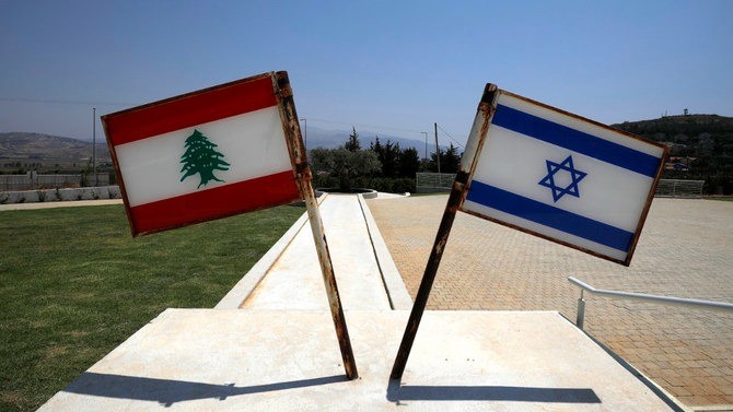 صورة تم التقاطها في 5 أغسطس 2021 في بلدة المطلة شمال إسرائيل، قرب الحدود مع لبنان، تظهر علمي لبنان وإسرائيل