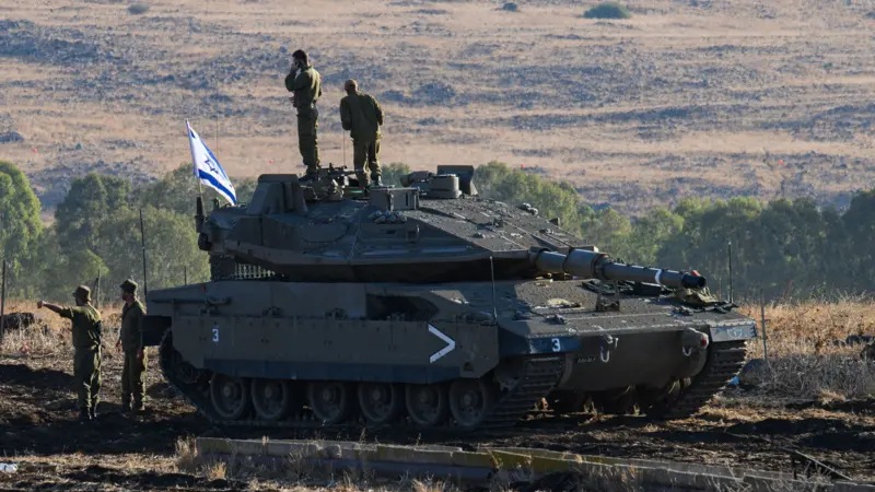جنود إسرائيليون مع دبابة 