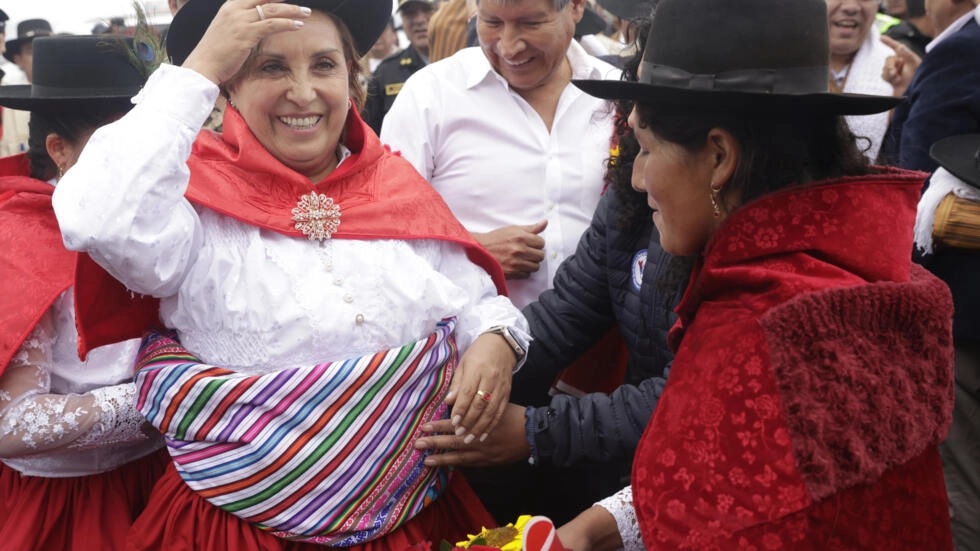دينا بولوارتي خلال مراسم وضع حجر الأساس لتعبيد طريق على بعد 570 كلم جنوب شرق ليما، في 20 كانون الثاني (يناير) 2024