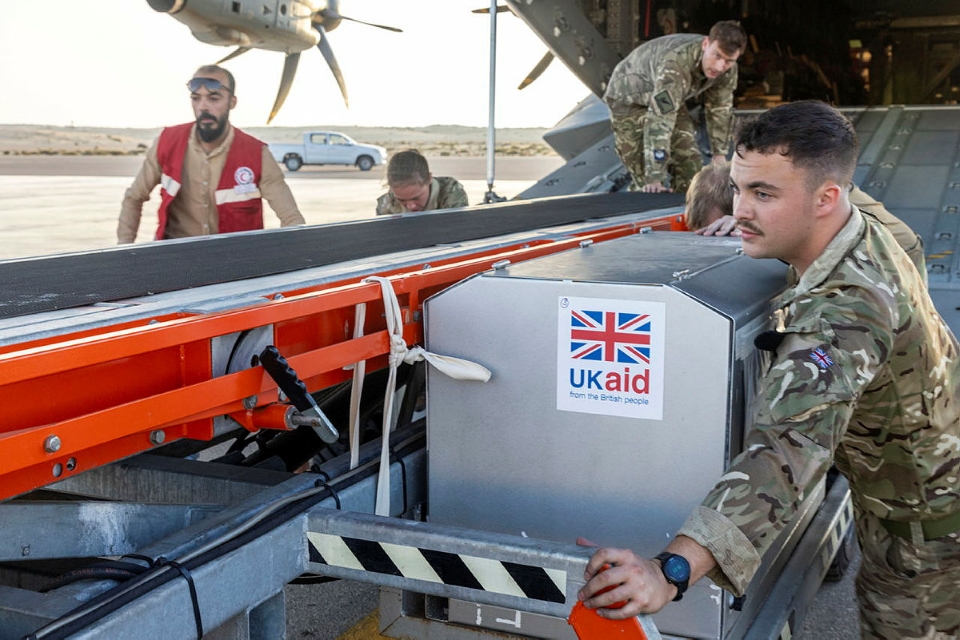 جانب من عملية نقل المساعدات الانقاذية البريطانية لغزة 