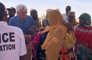الوزير ميتشل خلال زيارته إلى تشاد، حيث التقى باللاجئين الفارين من العنف والجوع في السودان