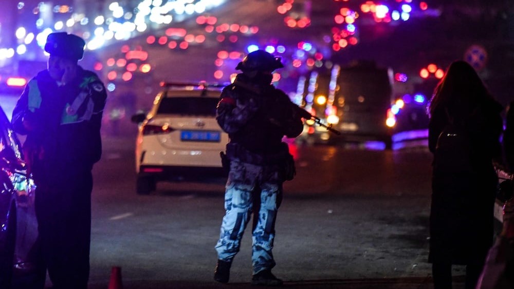 رجل أمن روسي أمام مبنى بلدية كروكوس ليلة الهجوم