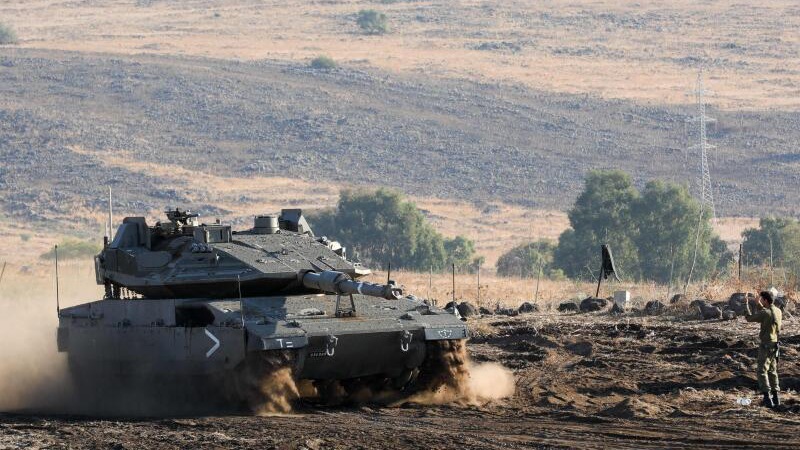 دبابة ميركافا الإسرائيلية تتقدم إلى موقعها في شمال إسرائيل بالقرب من الحدود مع لبنان يوم 15 تشرين الأول (أكتوبر)