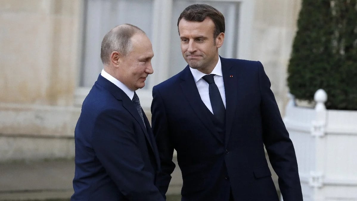 الرئيس الفرنسي إيمانويل ماكرون ونظيره الروسي فلاديمير بوتين