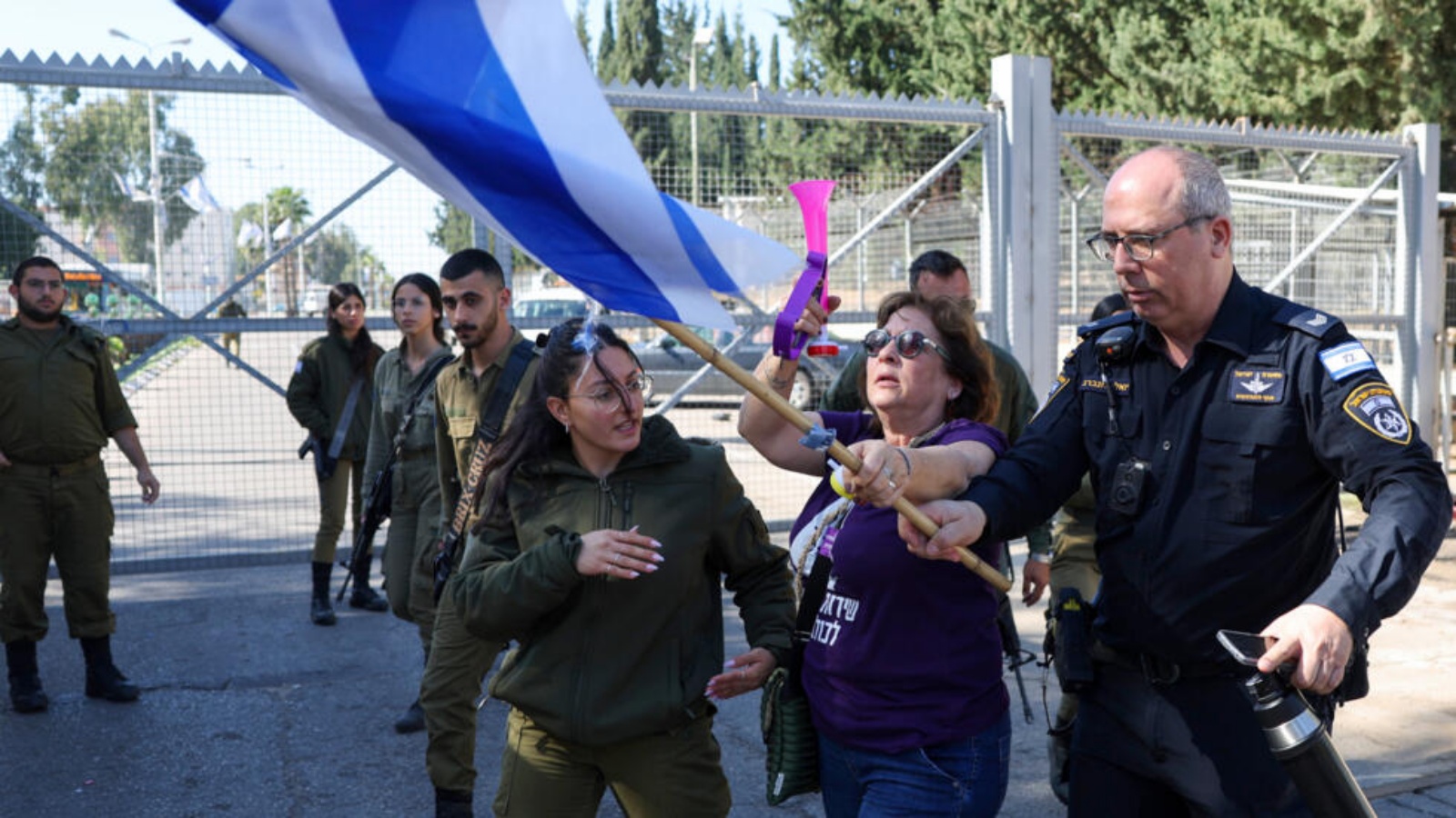 متظاهرون ويهود متدينون خارج مكتب تجنيد للجيش في بلدة كريات أونو، بالقرب من تل أبيب، في 5 آذار (مارس) 2024، خلال مظاهرة ضد إعفائهم من الخدمة العسكرية 