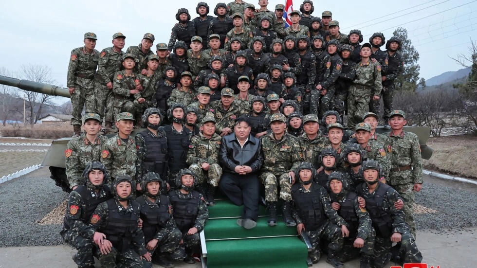 الزعيم الكوري الشمالي كيم جونغ أون مع جنود من الفرقة 105 المدرعة سيول ريو كيونغ سو، في 24 آذار/مارس 2024