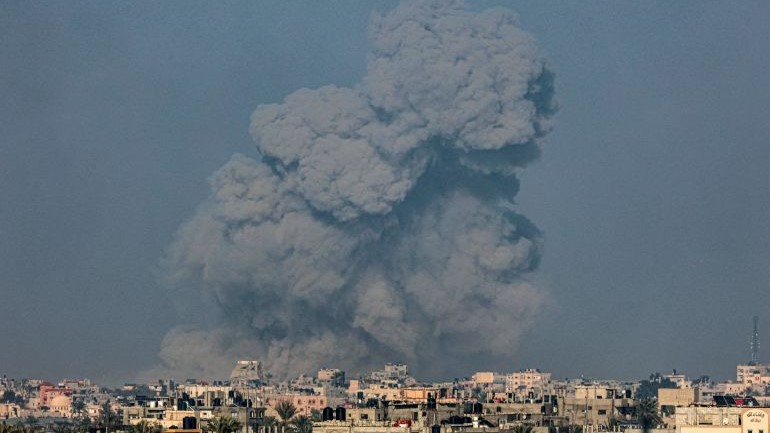 دخان القصف الإسرائيلي على غزة في 19 يناير 2024