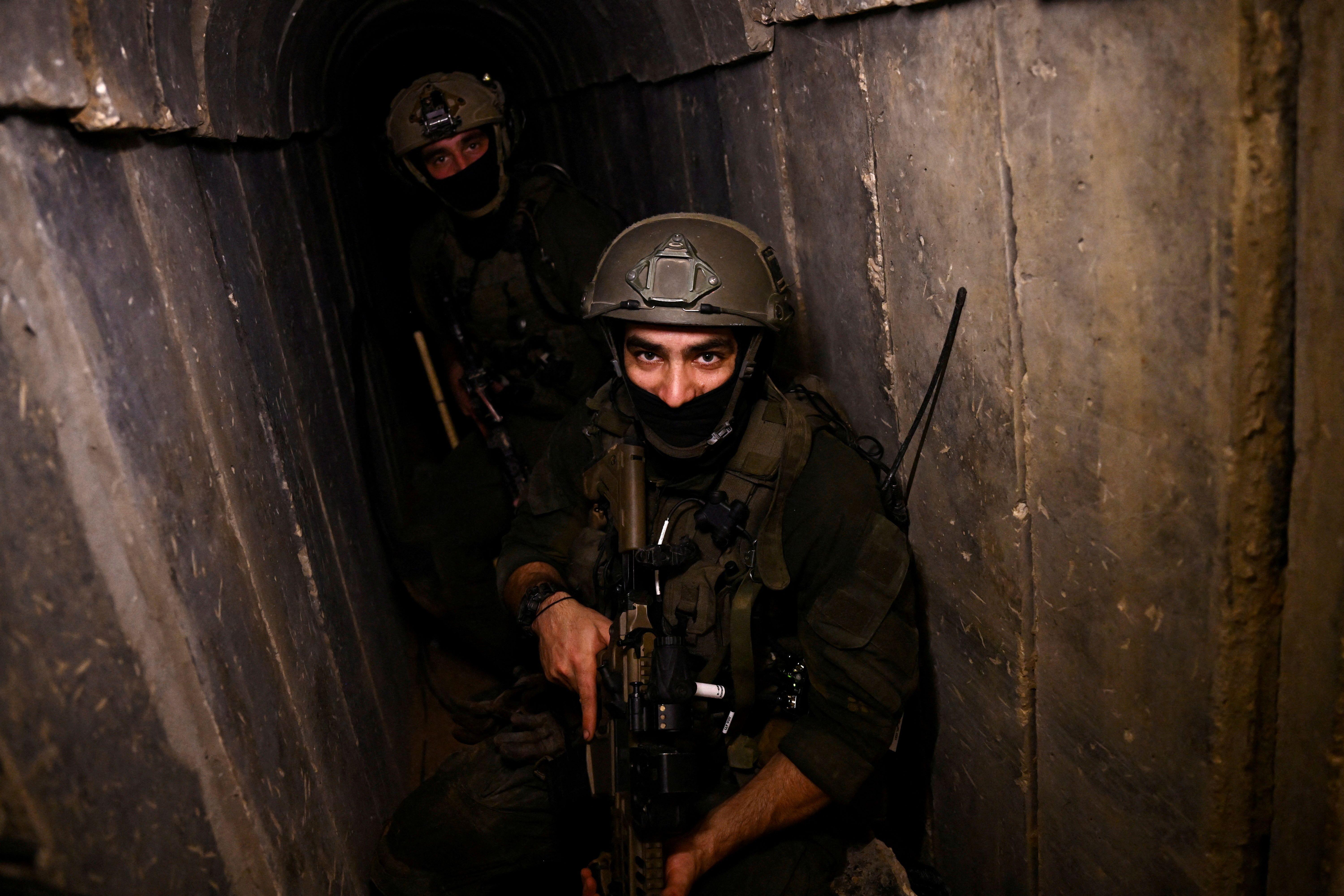 جنود إسرائيليون في أحد الأنفاق التابعة لحماس في الشهر الماضي، بحسب ما صرّح الجيش الإسرائيلي