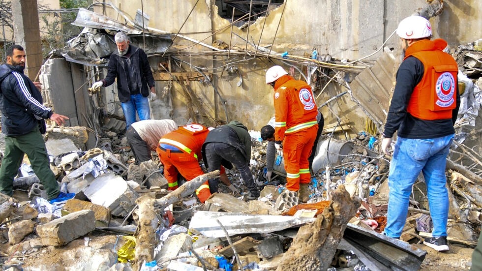 الدمار في موقع استهدف بغارة جوية إسرائيلية في بلدة الهبارية بجنوب لبنان قرب الحدود مع إسرائيل في 27 آذار/مارس 2024