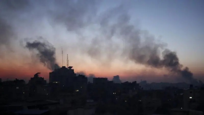دخان يتصاعد خلال غارة إسرائيلية على مستشفى الشفاء والمنطقة المحيطة به - 20 آذار (مارس) 2024
