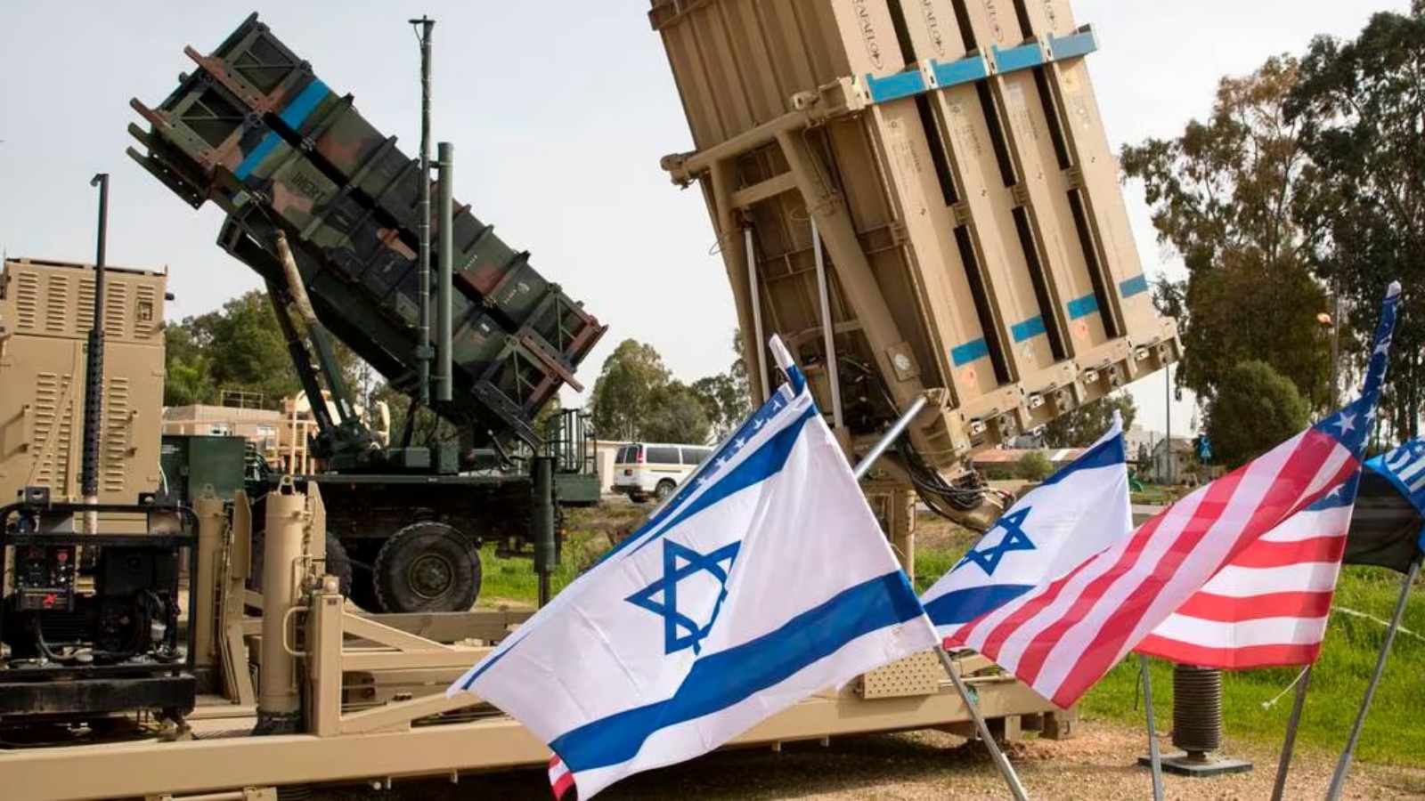 نظام القبة الحديدية الإسرائيلي المضاد للصواريخ، على اليمين، ونظام الدفاع الصاروخي الأميركي باتريوت يظهران خلال مناورة عسكرية أميركية إسرائيلية مشتركة