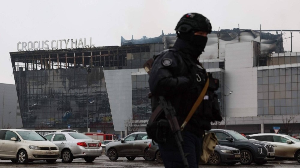 ضابط إنفاذ القانون يقوم بدورية في مكان الهجوم المسلح في قاعة مدينة كروكوس في كراسنوجورسك، خارج موسكو، السبت 23 مارس 2024