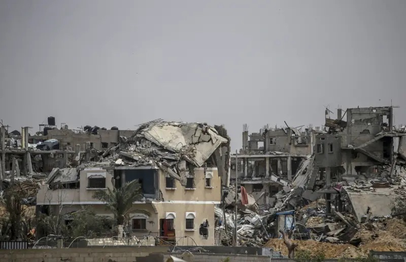 منظر للمباني المدمرة في أعقاب الغارات الجوية الإسرائيلية والعملية العسكرية في خان يونس، جنوب قطاع غزة يوم الأحد.