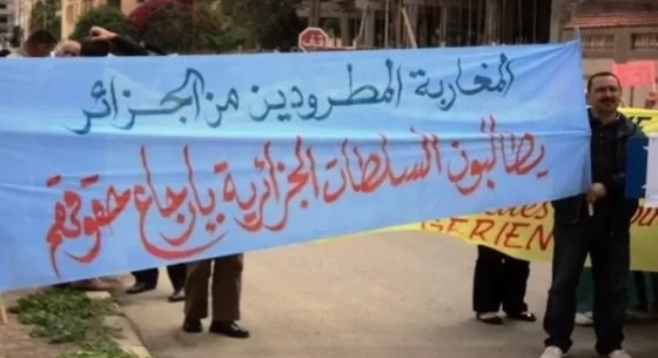 المغاربة المطرودون من الجزائر في وقفة احتجاجية سابقة 