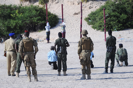 القوات الصومالية لدى تنفيذها الاعدام بالرصاص في حق عناصرحركة الشباب المتطرفة في وقت سابق 