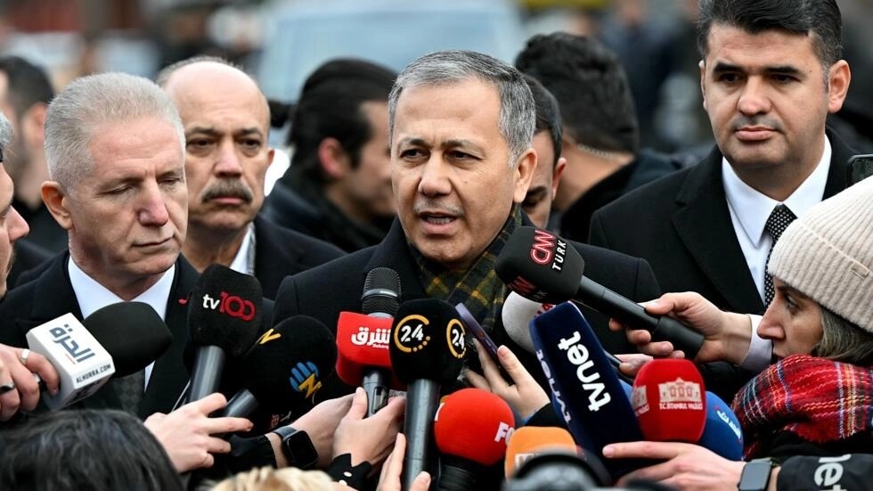 وزير الداخلية التركي علي يرليكايا خلال مؤتمر صحافي في اسطنبول في 28 كانون الثاني/يناير 2024