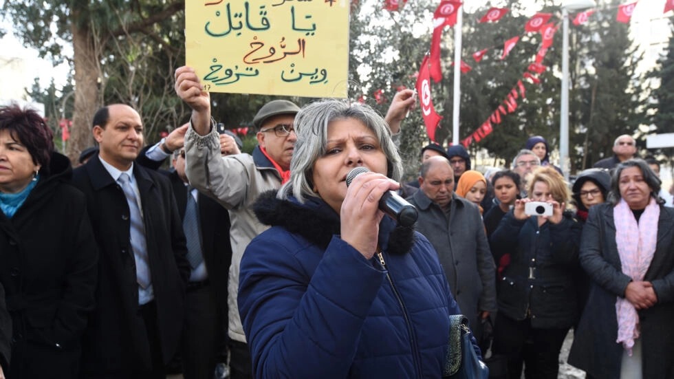 المحامية بسمة خلفاوي ارملة المعارض التونسي شكري بلعيد خلال تظاهرة للمطالبة بكشف 