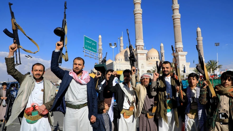 منيون مسلحون في شوارع العاصمة صنعاء التي يسيطر عليها الحوثيون يتظاهرون دعما للفلسطينيين في قطاع غزة في 2 شباط/فبراير 2024