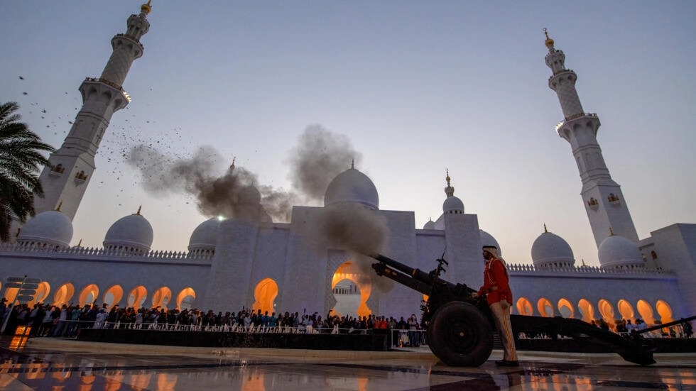 ضابط شرطة يطلق المدفع في مسجد الشيخ زايد الكبير في ابو ظبي في 11 آذار/مارس 2024 إيذانا بحلول موعد الإفطار في أول أيام شهر رمضان